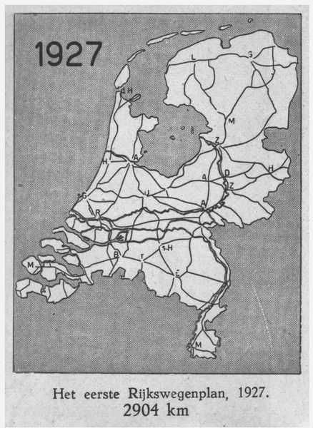 Zwart-witte kaart van Nederland met de tekst het eerste Rijkswegenplan, 1927, 2904 km